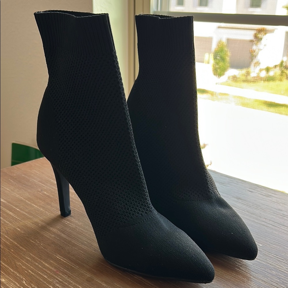 Black Heeled Boots with Sleek Silhouette